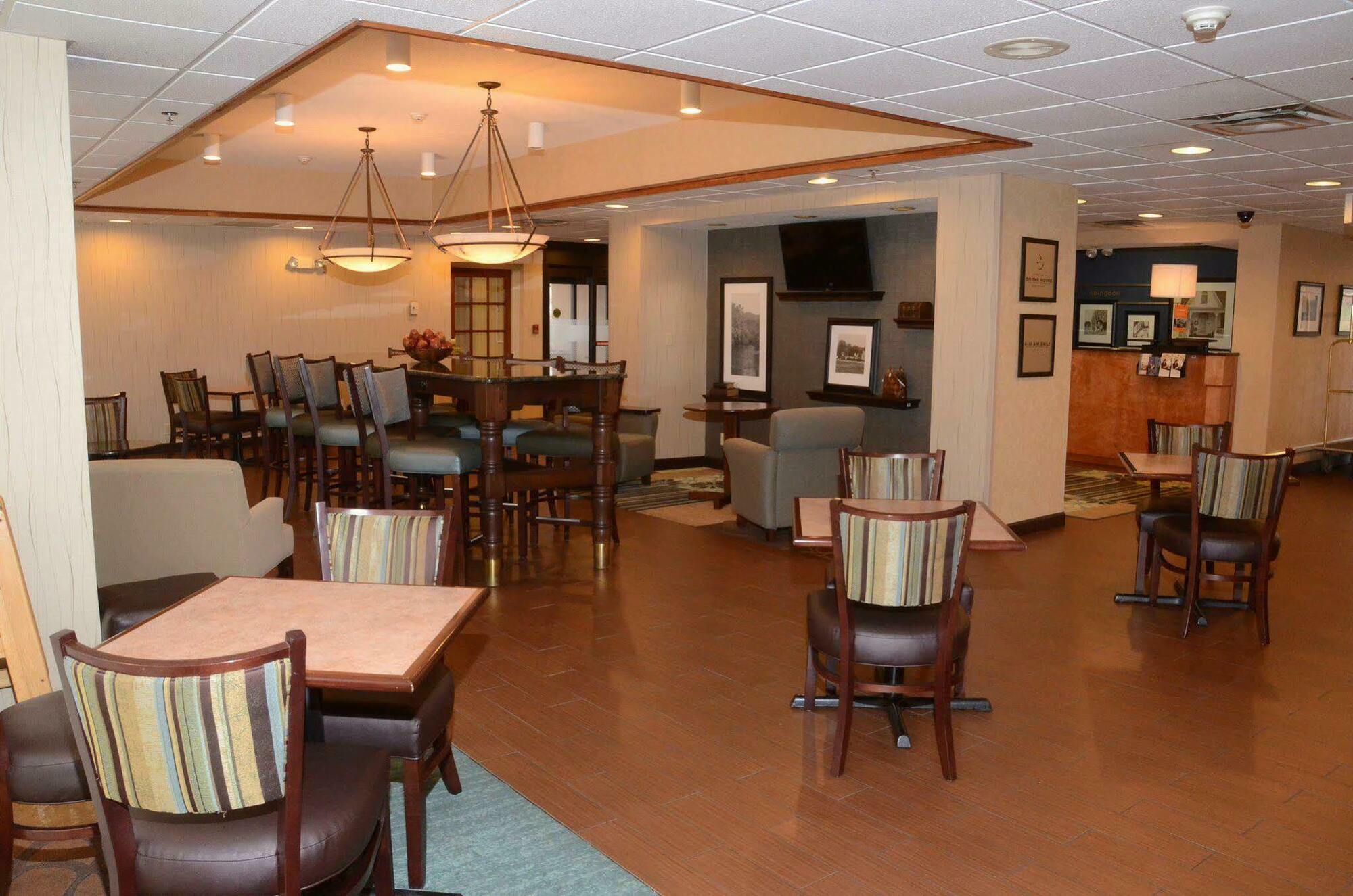 Hampton Inn Abingdon Buitenkant foto